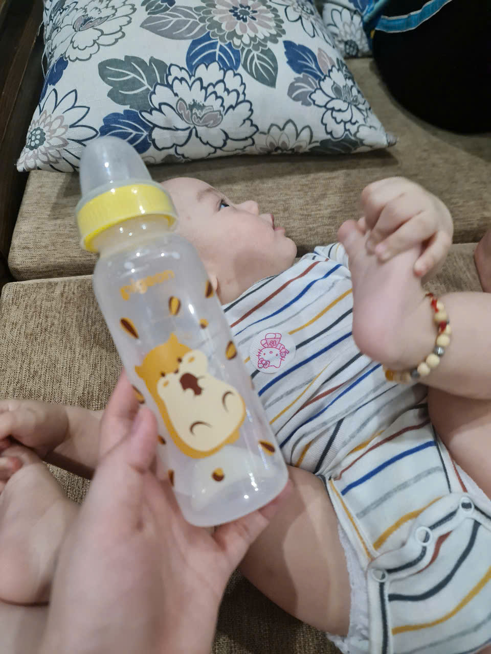 Review chiếc bình sữa cổ hẹp giá rẻ bằng cốc trà sữa, được mệnh danh là "chiến thần", chinh phục cả những em bé "chê bình" nhất!- Ảnh 7.