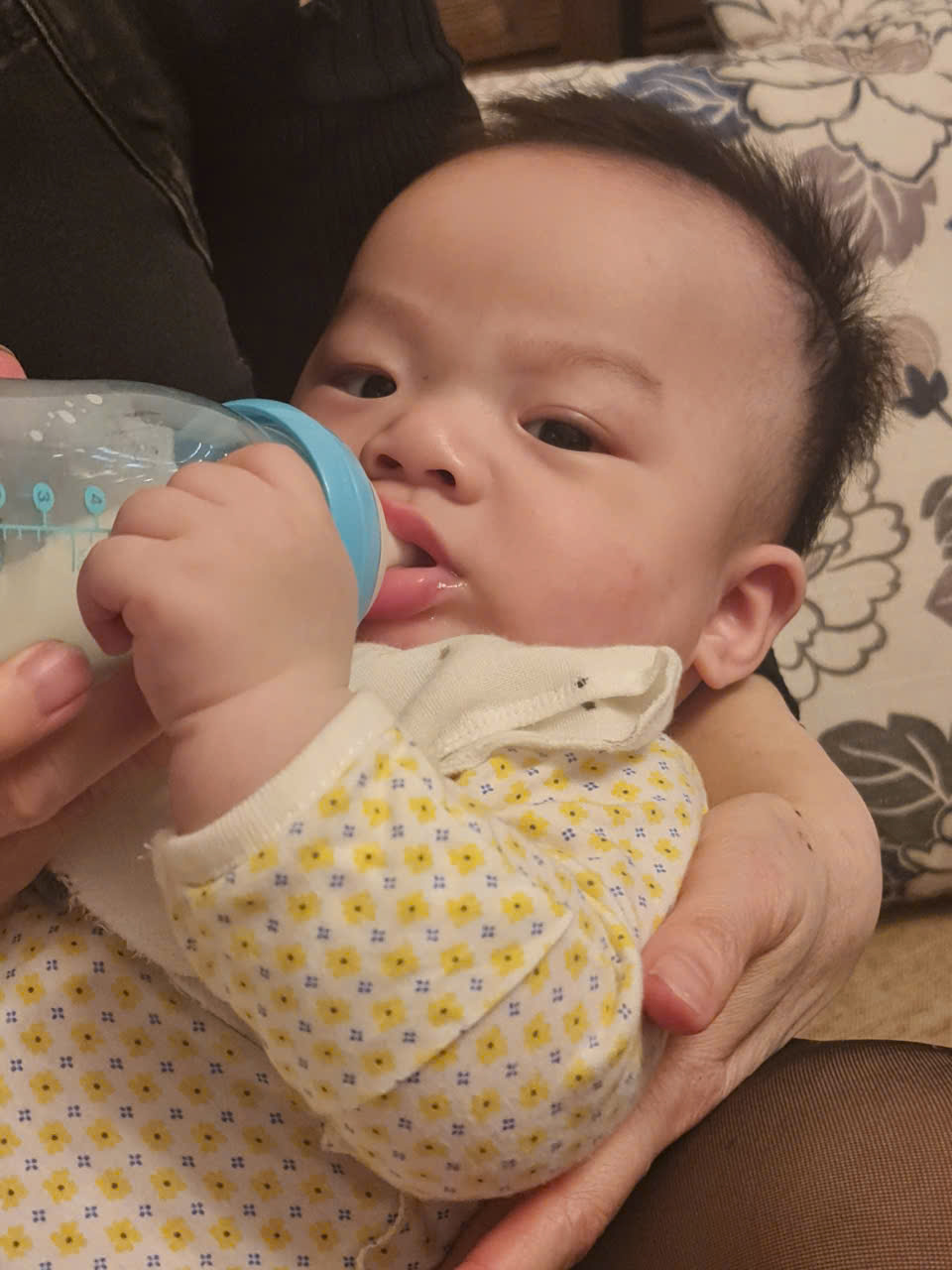 Review chiếc bình sữa cổ hẹp giá rẻ bằng cốc trà sữa, được mệnh danh là "chiến thần", chinh phục cả những em bé "chê bình" nhất!- Ảnh 2.