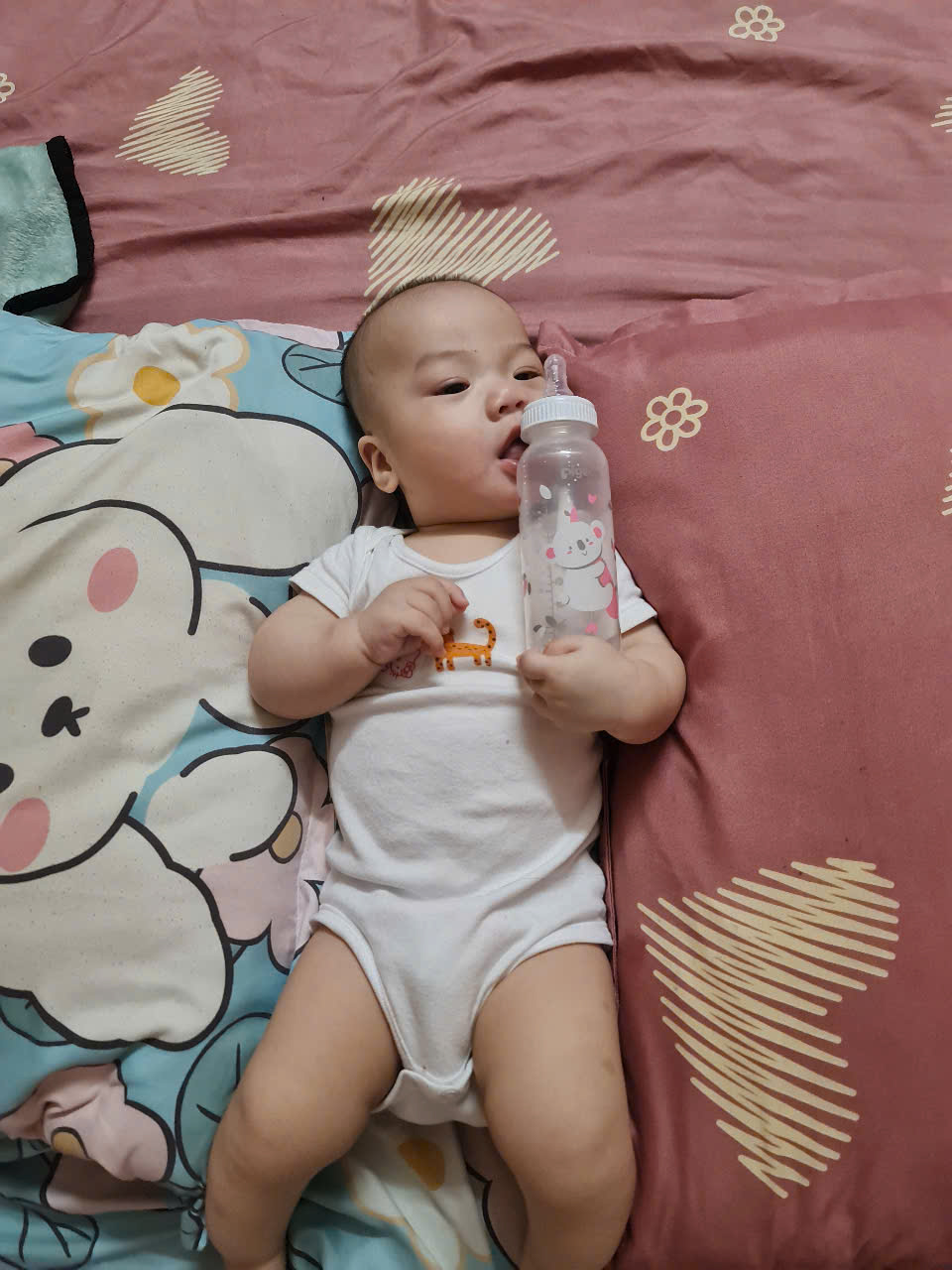 Review chiếc bình sữa cổ hẹp giá rẻ bằng cốc trà sữa, được mệnh danh là "chiến thần", chinh phục cả những em bé "chê bình" nhất!- Ảnh 6.