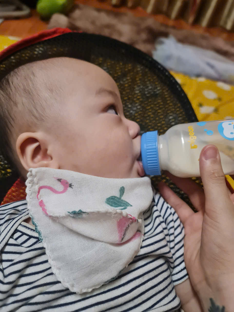 Review chiếc bình sữa cổ hẹp giá rẻ bằng cốc trà sữa, được mệnh danh là "chiến thần", chinh phục cả những em bé "chê bình" nhất!- Ảnh 5.