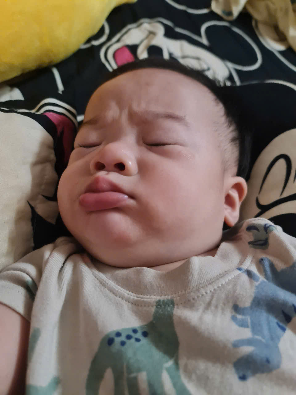 Review chiếc bình sữa cổ hẹp giá rẻ bằng cốc trà sữa, được mệnh danh là "chiến thần", chinh phục cả những em bé "chê bình" nhất!- Ảnh 4.