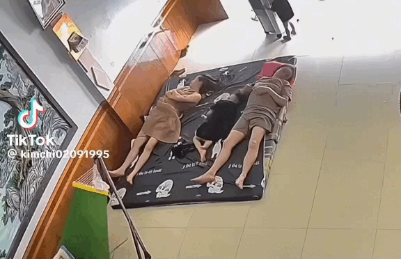 Sợ mẹ bị nóng, búp măng non kéo quạt ra báo hiếu nhưng Sợ mẹ bị nóng, búp măng non kéo quạt ra báo hiếu nhưng