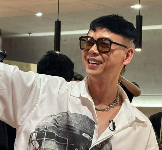 Nam ca sĩ mắc bệnh buộc phải cạo trọc lên VTV: "Đó là điều chưa có tiền lệ"- Ảnh 2. Nam ca sĩ mắc bệnh buộc phải cạo trọc lên VTV: "Đó là điều chưa có tiền lệ"- Ảnh 2.