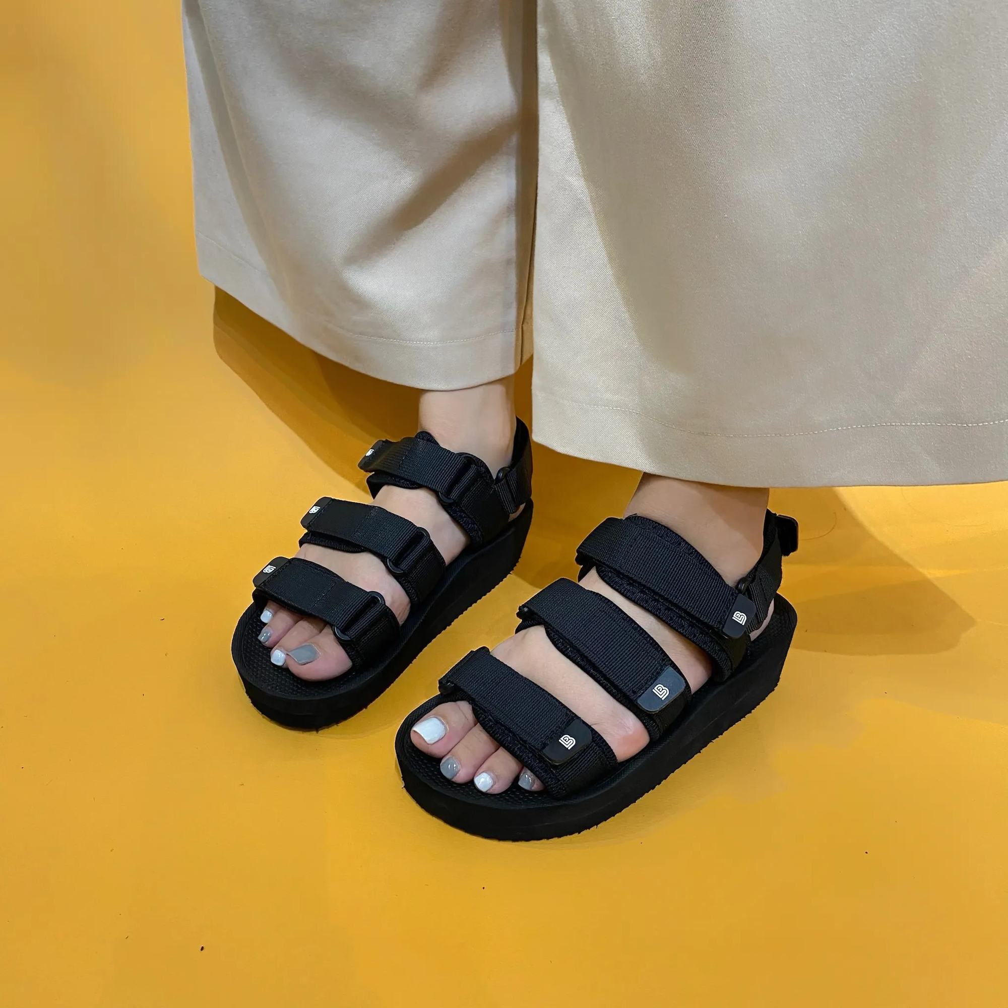 H'Hen Niê mang bầu vẫn diện giày 15cm lên show nhưng đời thường lại chỉ đi đúng 1 kiểu giày này- Ảnh 8. H'Hen Niê mang bầu vẫn diện giày 15cm lên show nhưng đời thường lại chỉ đi đúng 1 kiểu giày này- Ảnh 8.
