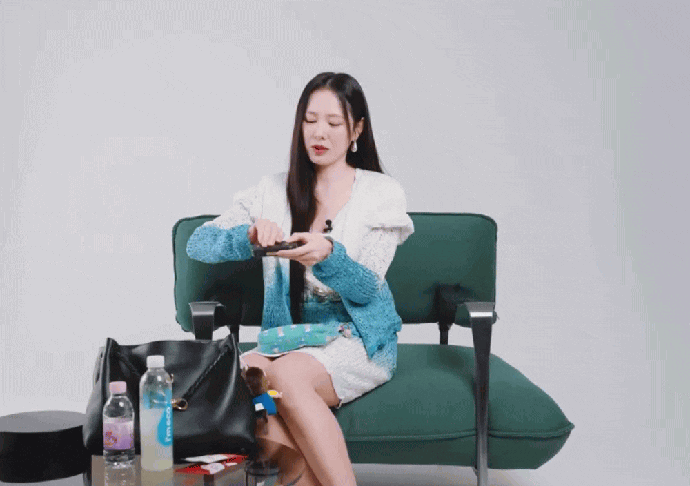 Một thứ rẻ bèo nhưng luôn được Son Ye Jin giữ khư khư trong túi xách- Ảnh 3. Một thứ rẻ bèo nhưng luôn được Son Ye Jin giữ khư khư trong túi xách- Ảnh 3.