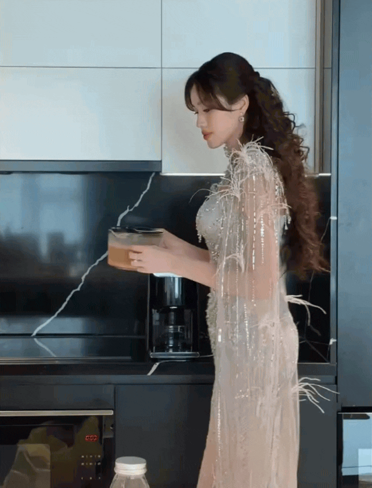 Đỗ Hà ra dáng dâu hào môn: Loanh quanh bếp núc cũng diện đầm dạ hội, dùng máy làm sữa hạt chục triệu- Ảnh 4. Đỗ Hà ra dáng dâu hào môn: Loanh quanh bếp núc cũng diện đầm dạ hội, dùng máy làm sữa hạt chục triệu- Ảnh 4.