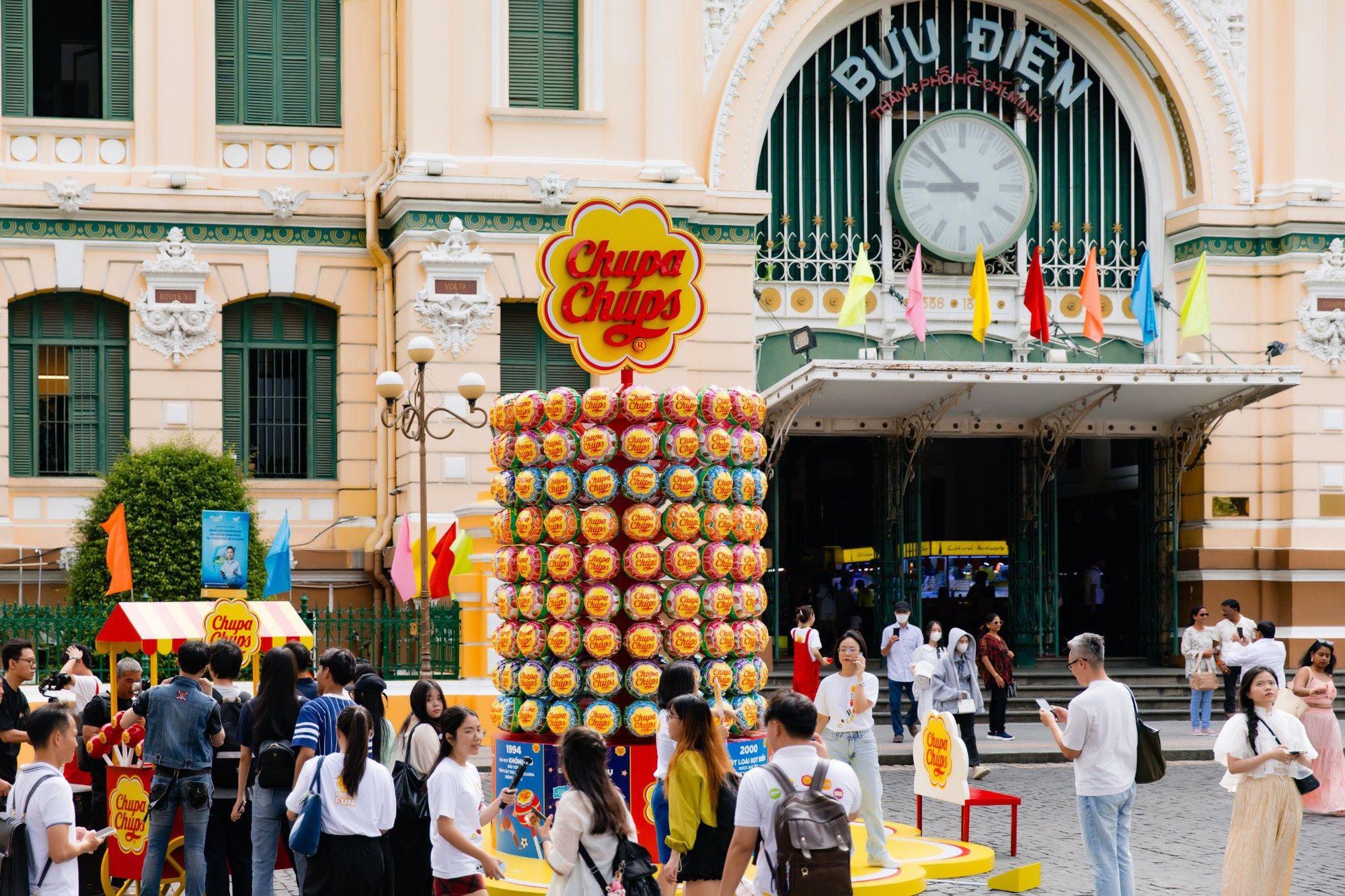 Tháp kẹo khổng lồ Chupa Chups đi khắp muôn nơi, câu chuyện Mãi Vui tiếp nối nhiều thế hệ gia đình Việt- Ảnh 1. Tháp kẹo khổng lồ bong da ket qua truc tiep đi khắp muôn nơi, câu chuyện Mãi Vui tiếp nối nhiều thế hệ gia đình Việt- Ảnh 1.