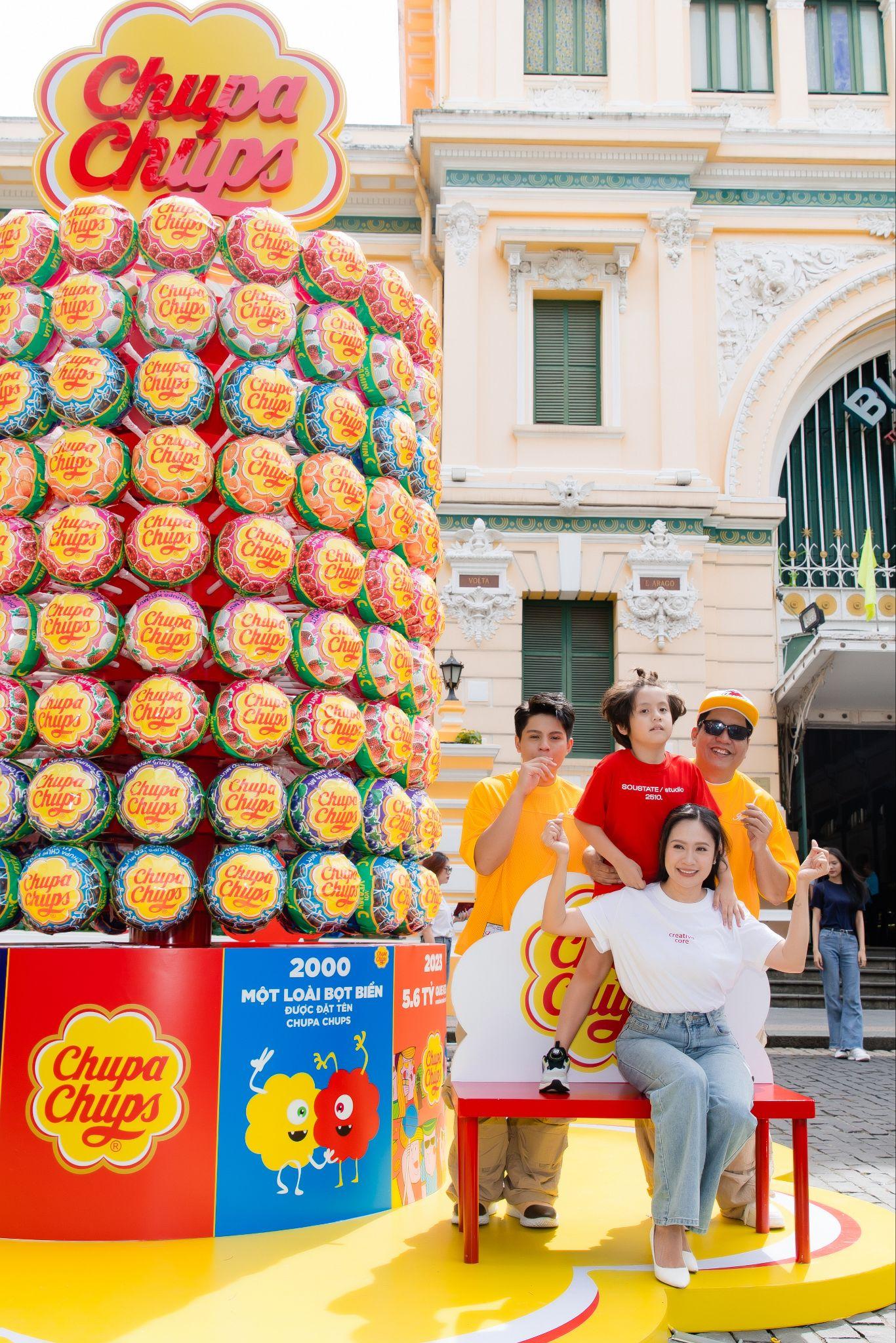 Tháp kẹo khổng lồ Chupa Chups đi khắp muôn nơi, câu chuyện Mãi Vui tiếp nối nhiều thế hệ gia đình Việt- Ảnh 2. Tháp kẹo khổng lồ bong da ket qua truc tiep đi khắp muôn nơi, câu chuyện Mãi Vui tiếp nối nhiều thế hệ gia đình Việt- Ảnh 2.