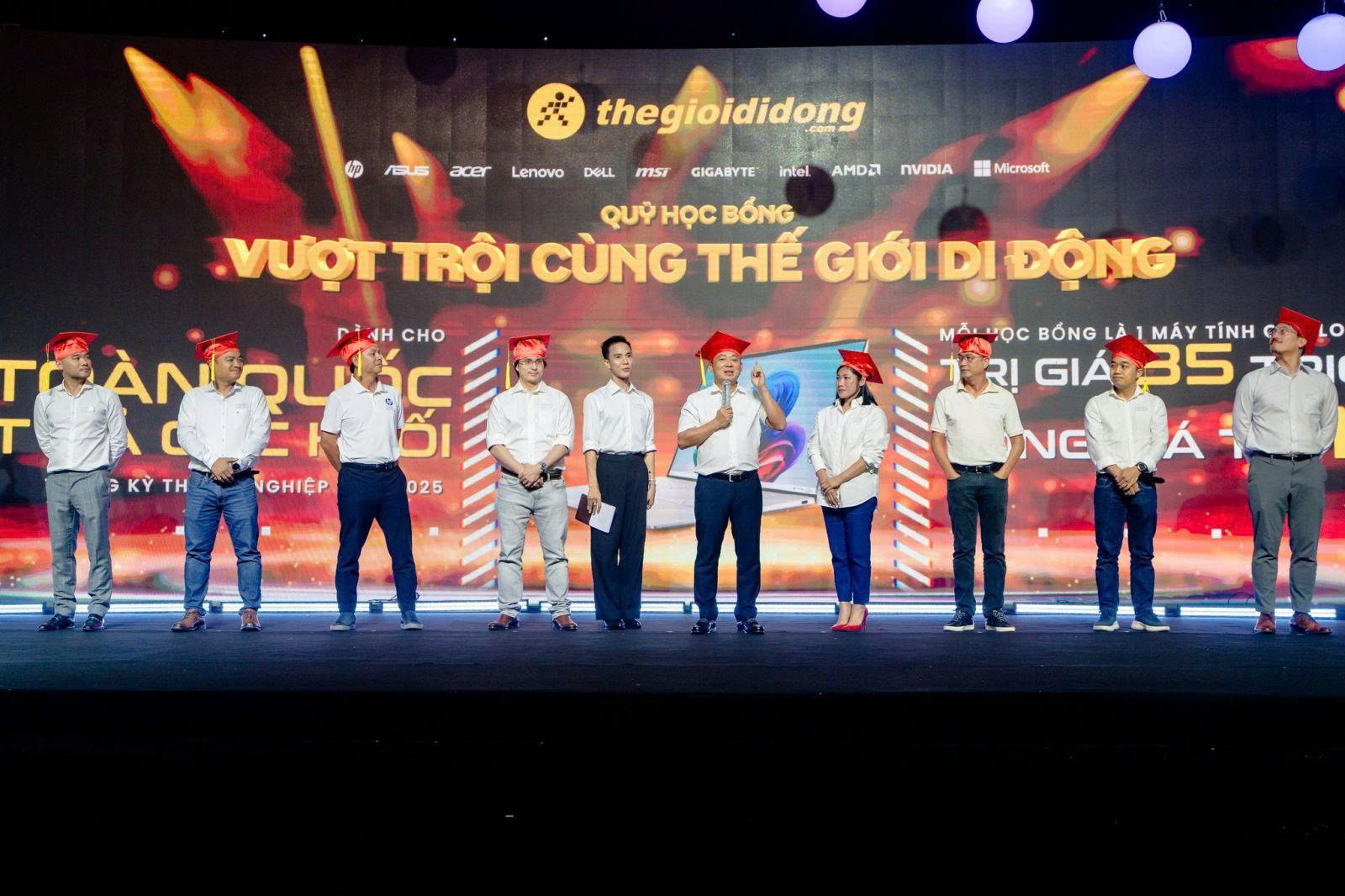 Thế Giới Di Động lập quỹ học bổng "Vượt Trội" 1,5 tỷ đồng: Tiếp lửa cho sĩ tử mùa thi 2025- Ảnh 1. Thế Giới Di Động lập quỹ học bổng "Vượt Trội" 1,5 tỷ đồng: Tiếp lửa cho sĩ tử mùa thi 2025- Ảnh 1.