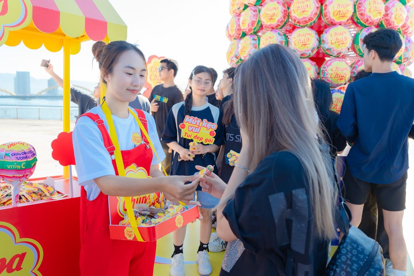 Tháp kẹo khổng lồ Chupa Chups đi khắp muôn nơi, câu chuyện Mãi Vui tiếp nối nhiều thế hệ gia đình Việt- Ảnh 5. Tháp kẹo khổng lồ bong da ket qua truc tiep đi khắp muôn nơi, câu chuyện Mãi Vui tiếp nối nhiều thế hệ gia đình Việt- Ảnh 5.