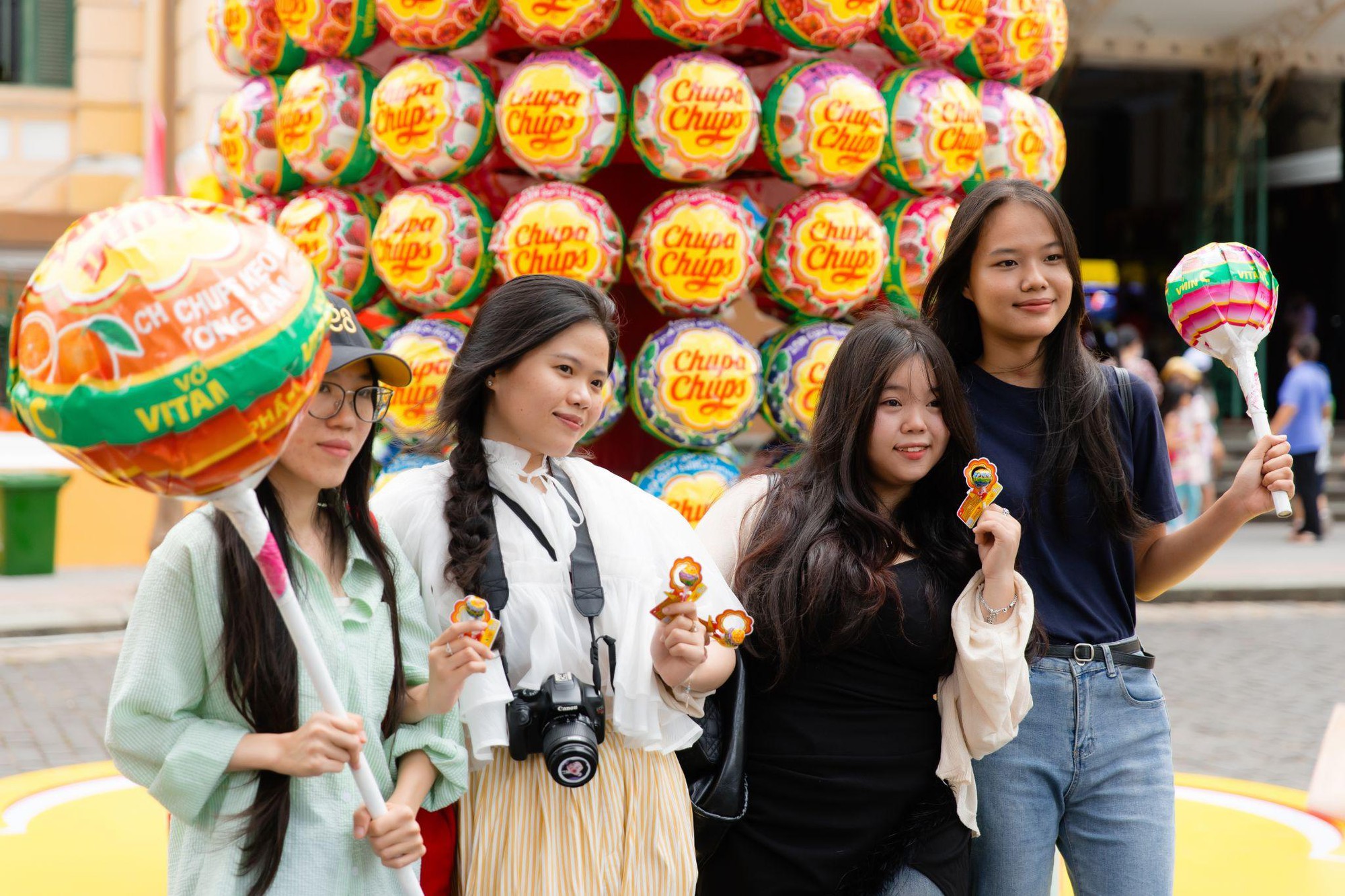 Tháp kẹo khổng lồ Chupa Chups đi khắp muôn nơi, câu chuyện Mãi Vui tiếp nối nhiều thế hệ gia đình Việt- Ảnh 6. Tháp kẹo khổng lồ bong da ket qua truc tiep đi khắp muôn nơi, câu chuyện Mãi Vui tiếp nối nhiều thế hệ gia đình Việt- Ảnh 6.