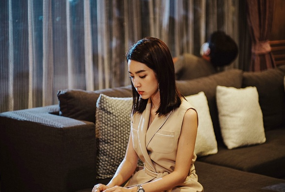 Bố chồng mất, tôi lặng lẽ lau ảnh thờ thì thấy phía sau có dòng chữ khiến tôi run lẩy bẩy, không biết phải sống sao- Ảnh 1. Bố chồng mất, tôi lặng lẽ lau ảnh thờ thì thấy phía sau có dòng chữ khiến tôi run lẩy bẩy, không biết phải sống sao- Ảnh 1.