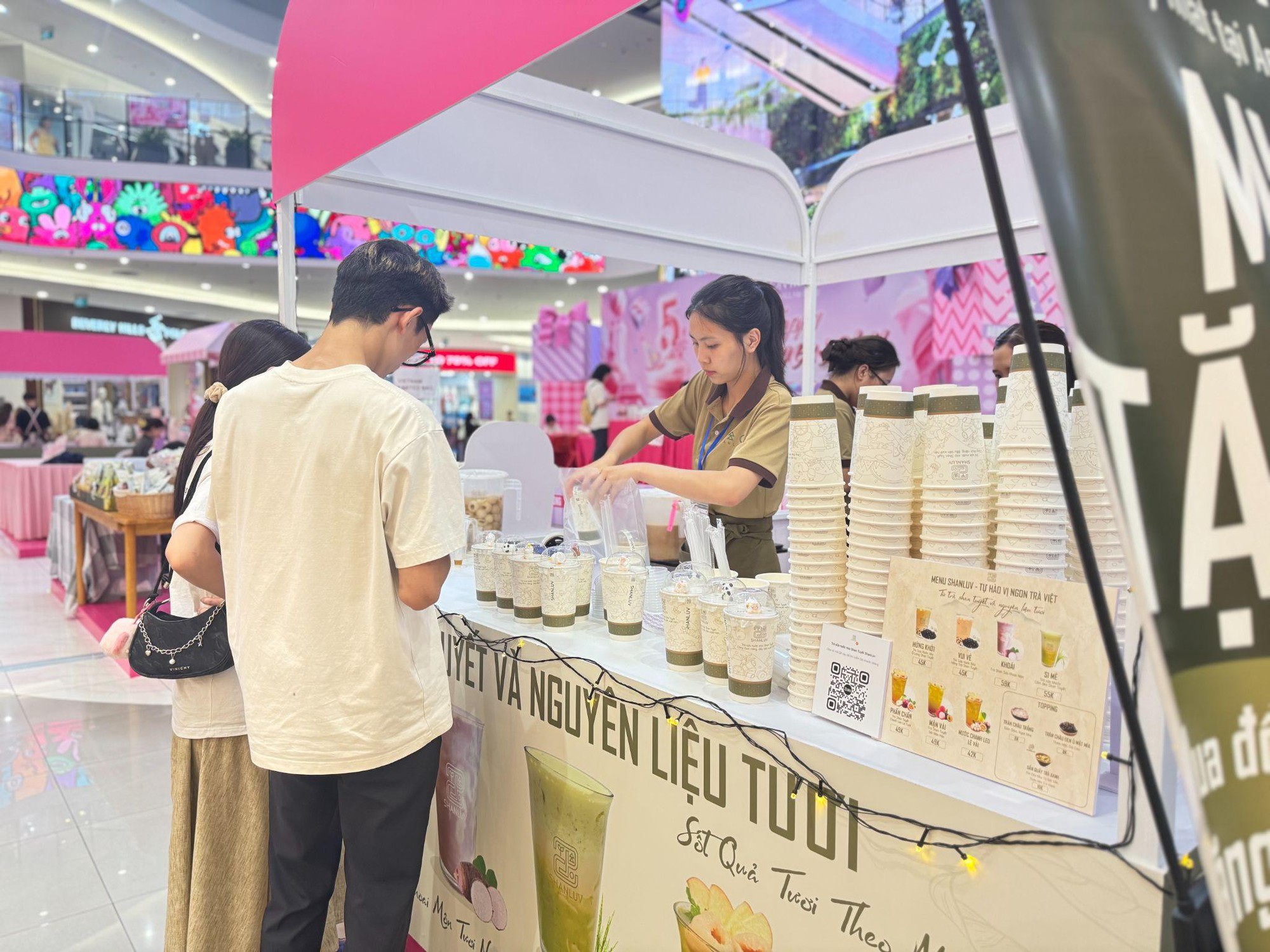 Mùa hè cho “team trà sữa” tại sinh nhật AEON MALL Hà Đông tròn 5 tuổi- Ảnh 2. Mùa hè cho “team trà sữa” tại sinh nhật AEON MALL Hà Đông tròn 5 tuổi- Ảnh 2.