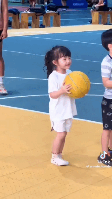 Cô bé Winnie nhà Đông Nhi có nụ cười tỏa nắng trên sân bóng rổ, mới 5 tuổi nhưng kĩ thuật đập bóng không phải dạng vừa- Ảnh 1. Cô bé Winnie nhà Đông Nhi có nụ cười tỏa nắng trên sân bóng rổ, mới 5 tuổi nhưng kĩ thuật đập bóng không phải dạng vừa- Ảnh 1.