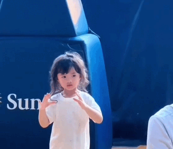 Cô bé Winnie nhà Đông Nhi có nụ cười tỏa nắng trên sân bóng rổ, mới 5 tuổi nhưng kĩ thuật đập bóng không phải dạng vừa- Ảnh 2. Cô bé Winnie nhà Đông Nhi có nụ cười tỏa nắng trên sân bóng rổ, mới 5 tuổi nhưng kĩ thuật đập bóng không phải dạng vừa- Ảnh 2.