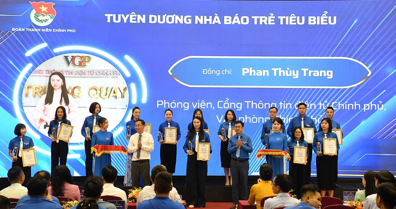 Nhà báo trẻ phải luôn giữ vững phẩm chất cốt lõi của nền báo chí cách mạng- Ảnh 4. Nhà báo trẻ phải luôn giữ vững phẩm chất cốt lõi của nền báo chí cách mạng- Ảnh 4.