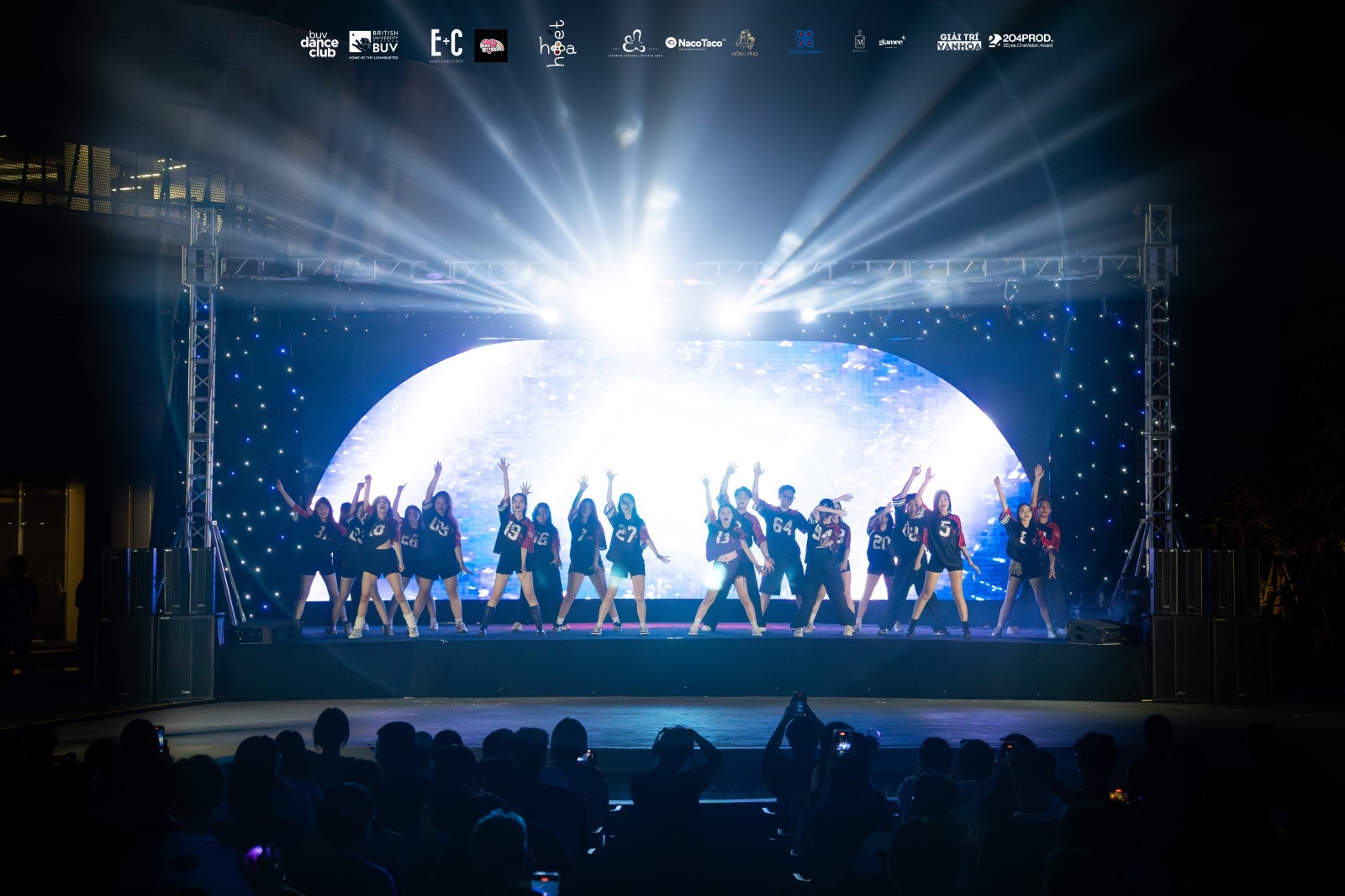 Bùng nổ “điệu nhảy đa vũ trụ” của sinh viên Trường ĐH Anh Quốc Việt Nam tại The Universe Showcase- Ảnh 1. Bùng nổ “điệu nhảy đa vũ trụ” của sinh viên Trường ĐH Anh Quốc Việt Nam tại The Universe Showcase- Ảnh 1.