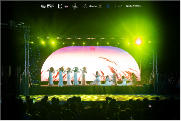 Bùng nổ “điệu nhảy đa vũ trụ” của sinh viên Trường ĐH Anh Quốc Việt Nam tại The Universe Showcase- Ảnh 7. Bùng nổ “điệu nhảy đa vũ trụ” của sinh viên Trường ĐH Anh Quốc Việt Nam tại The Universe Showcase- Ảnh 7.