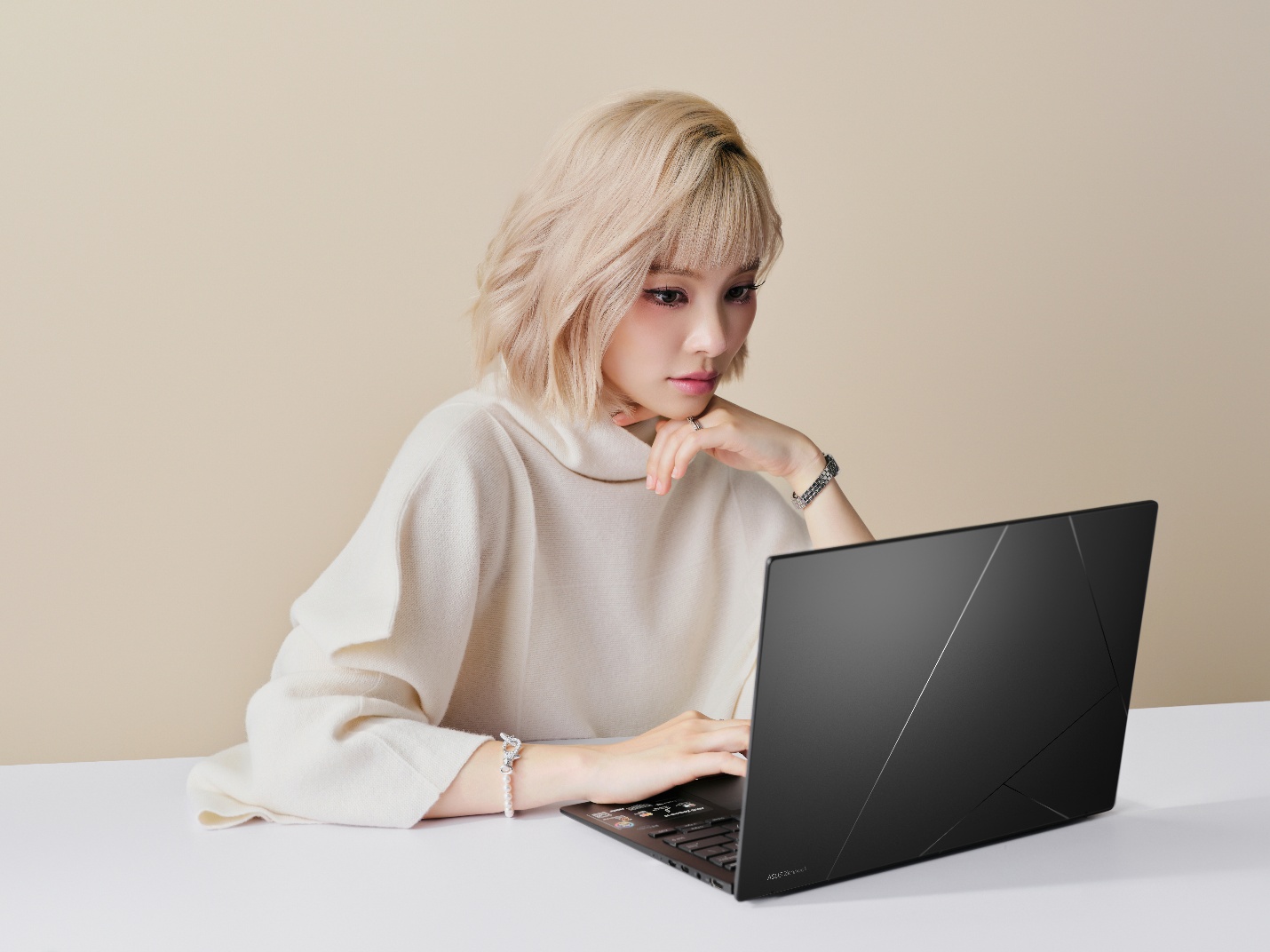 Zenbook 14: Tối giản để tinh tế, hiệu năng cao để nhẹ gánh mỗi ngày- Ảnh 5. lich tuong thuat truc tiep bong da hom nay: Tối giản để tinh tế, hiệu năng cao để nhẹ gánh mỗi ngày- Ảnh 5.
