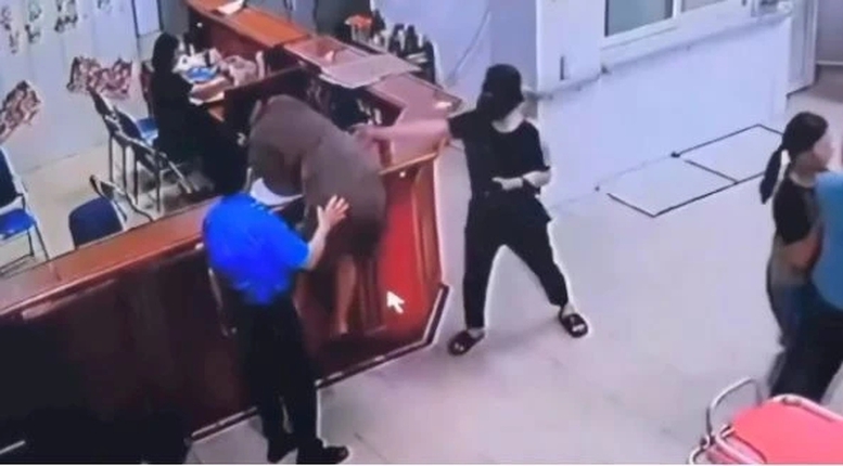 Khẩn trương điều tra, xử lý nghiêm minh người hành hung nhân viên y tế tại Nghệ An- Ảnh 1. Khẩn trương điều tra, xử lý nghiêm minh người hành hung nhân viên y tế tại Nghệ An- Ảnh 1.