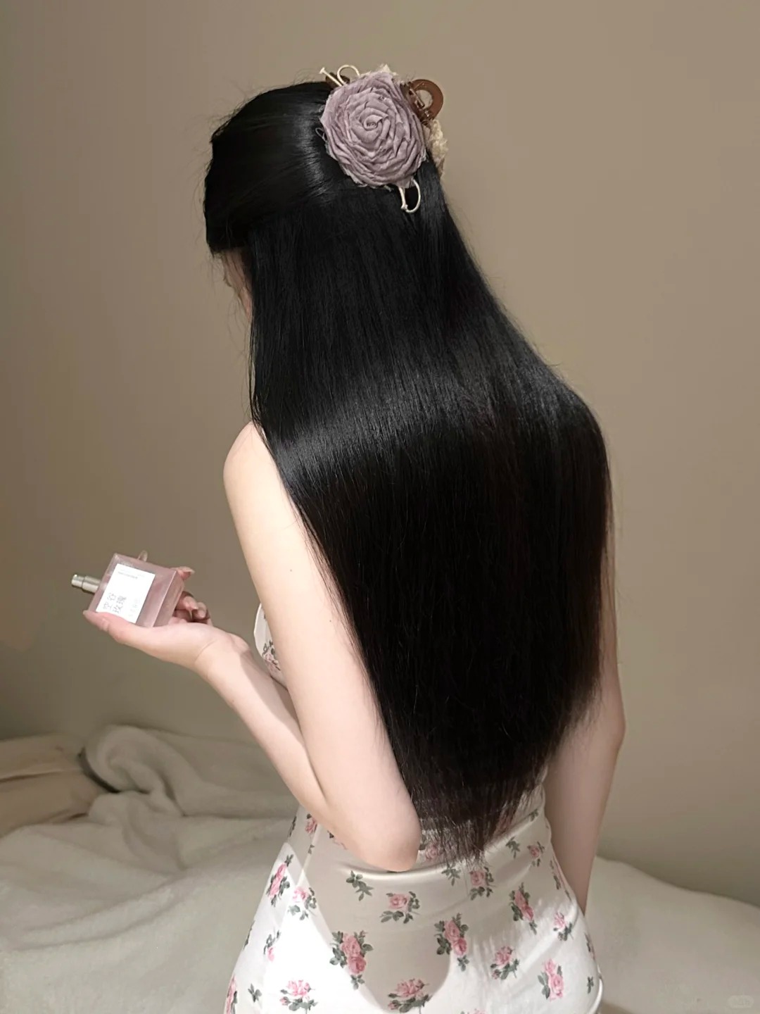 Không dùng dầu xả, tóc tôi vẫn bóng mượt, suôn thẳng nhờ nhỏ vài giọt này sau khi gội đầu- Ảnh 2. Không dùng dầu xả, tóc tôi vẫn bóng mượt, suôn thẳng nhờ nhỏ vài giọt này sau khi gội đầu- Ảnh 2.