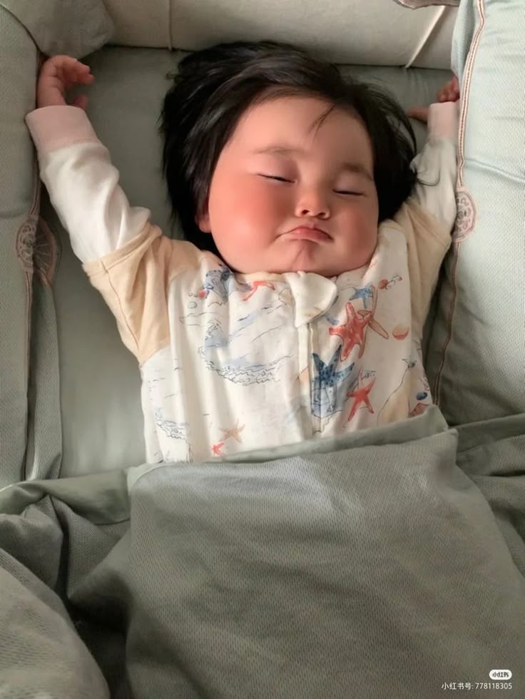 Bật điều hòa thì sợ con lạnh, đắp chăn lại sợ con nóng: Dấu hiệu nào để nhận biết trẻ bị nóng khi đang ngủ- Ảnh 1. Bật điều hòa thì sợ con lạnh, đắp chăn lại sợ con nóng: Dấu hiệu nào để nhận biết trẻ bị nóng khi đang ngủ- Ảnh 1.