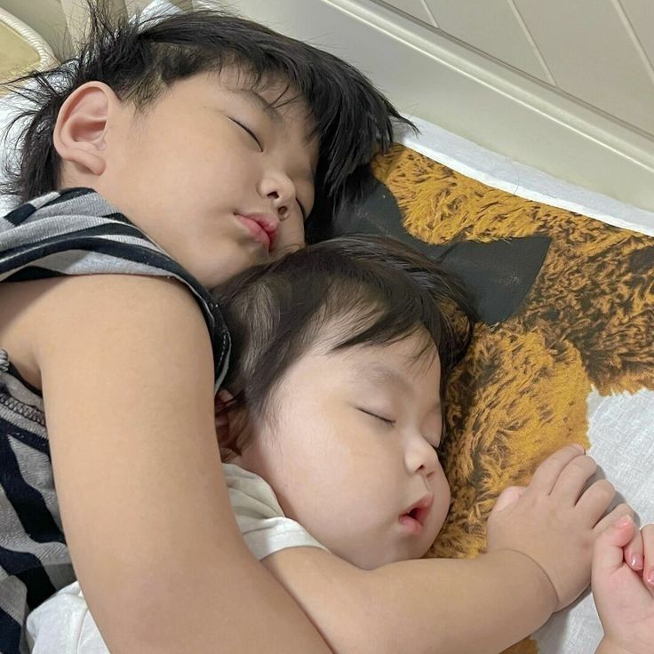 Bật điều hòa thì sợ con lạnh, đắp chăn lại sợ con nóng: Dấu hiệu nào để nhận biết trẻ bị nóng khi đang ngủ- Ảnh 3. Bật điều hòa thì sợ con lạnh, đắp chăn lại sợ con nóng: Dấu hiệu nào để nhận biết trẻ bị nóng khi đang ngủ- Ảnh 3.