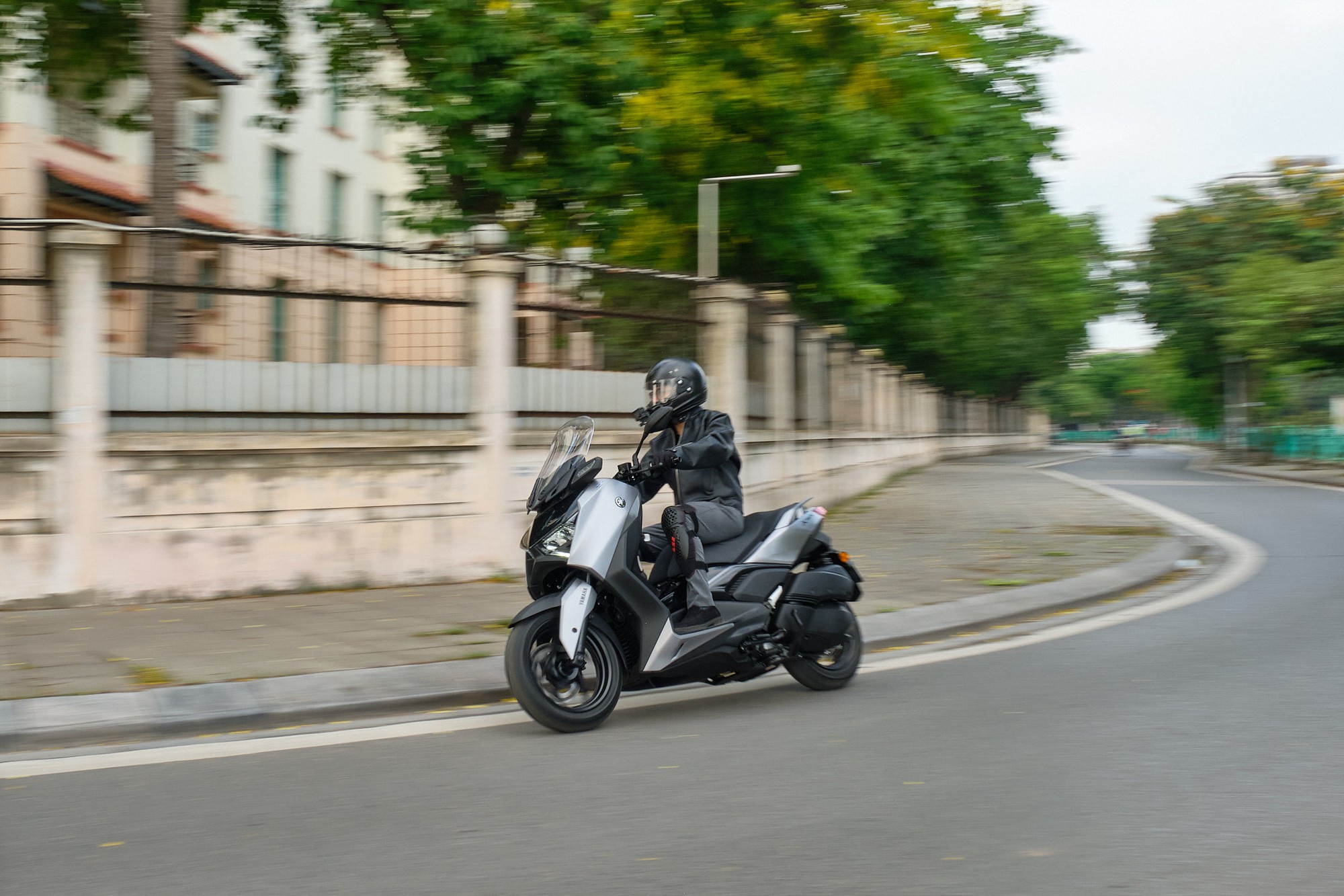 Tay ga đường dài Yamaha XMAX 300 - Lựa chọn thực tế cho người sống xa trung tâm- Ảnh 1. Tay ga đường dài Yamaha XMAX 300 - Lựa chọn thực tế cho người sống xa trung tâm- Ảnh 1.