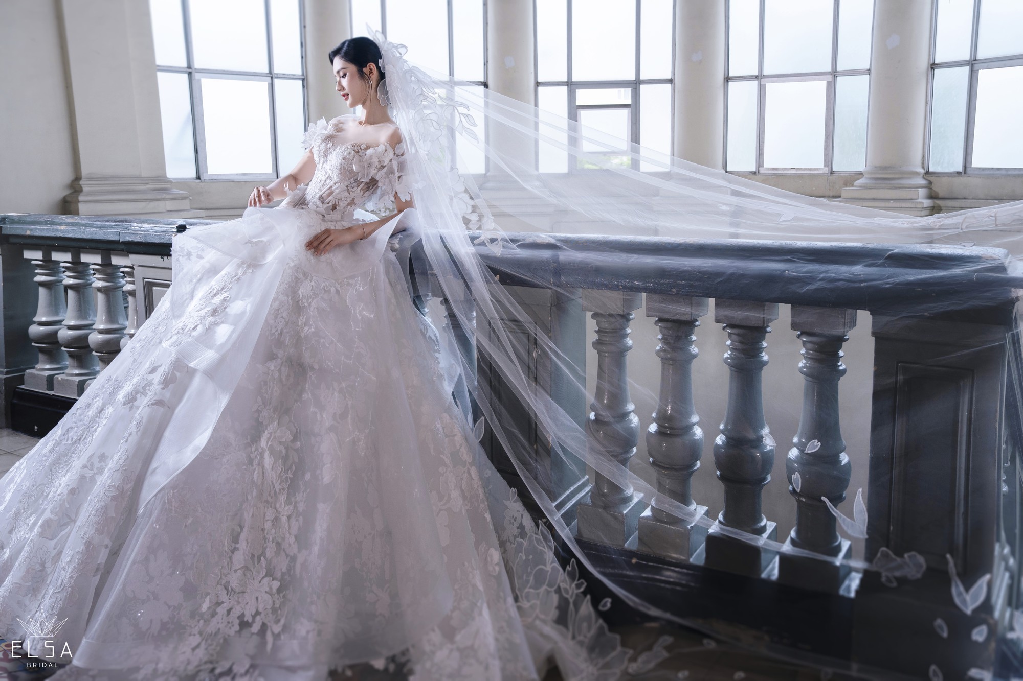 Hoa Hậu Ý Nhi diện váy cưới Elsa Bridal, khiến dân tình "trụy tim" vì quá đẹp và chuẩn quốc tế- Ảnh 1. Hoa Hậu Ý Nhi diện váy cưới Elsa Bridal, khiến dân tình "trụy tim" vì quá đẹp và chuẩn quốc tế- Ảnh 1.