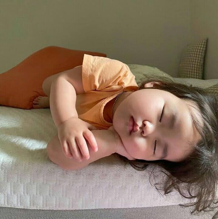 Bật điều hòa thì sợ con lạnh, đắp chăn lại sợ con nóng: Dấu hiệu nào để nhận biết trẻ bị nóng khi đang ngủ- Ảnh 2. Bật điều hòa thì sợ con lạnh, đắp chăn lại sợ con nóng: Dấu hiệu nào để nhận biết trẻ bị nóng khi đang ngủ- Ảnh 2.