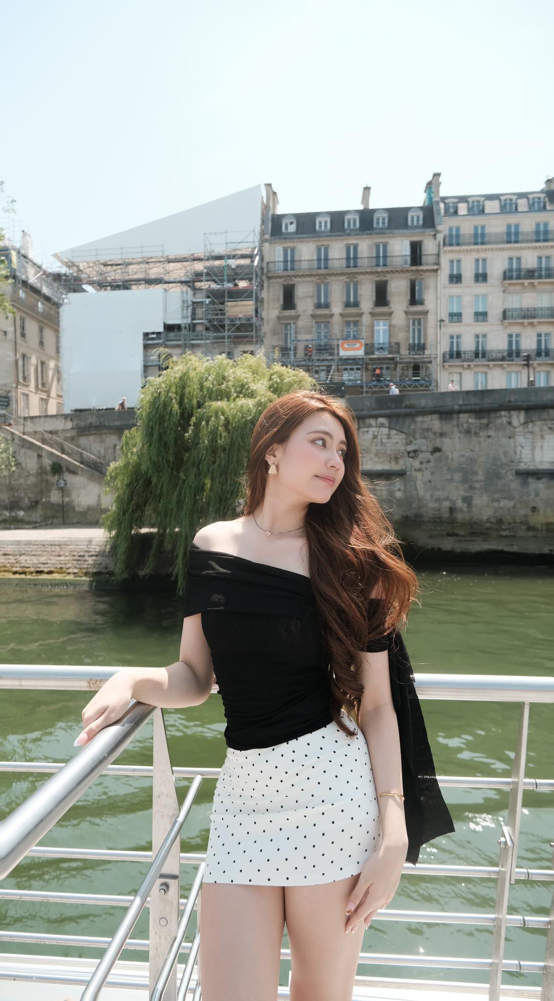 Con gái út nhà Quyền Linh khoe dáng ở Paris, dân mạng trầm trồ vì nhan sắc khác lạ, đầy khí chất của Hạt Dẻ- Ảnh 6. Con gái út nhà Quyền Linh khoe dáng ở Paris, dân mạng trầm trồ vì nhan sắc khác lạ, đầy khí chất của Hạt Dẻ- Ảnh 6.