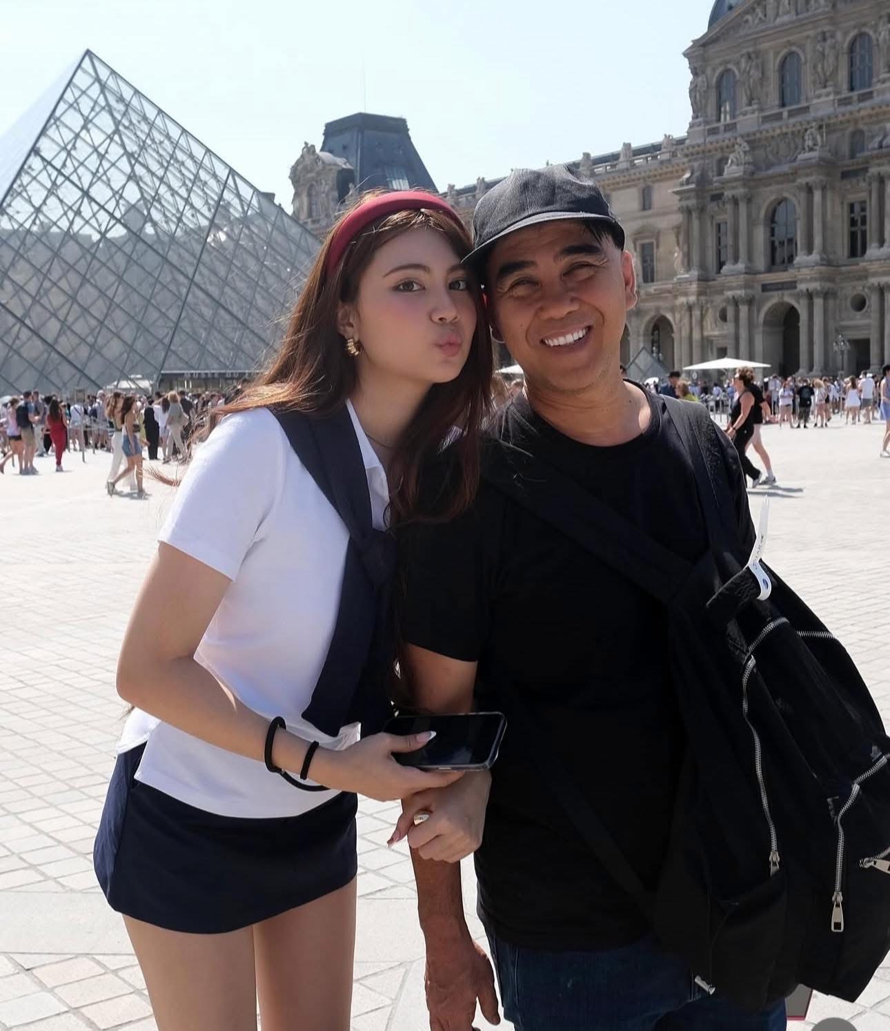 Con gái út nhà Quyền Linh khoe dáng ở Paris, dân mạng trầm trồ vì nhan sắc khác lạ, đầy khí chất của Hạt Dẻ- Ảnh 2. Con gái út nhà Quyền Linh khoe dáng ở Paris, dân mạng trầm trồ vì nhan sắc khác lạ, đầy khí chất của Hạt Dẻ- Ảnh 2.
