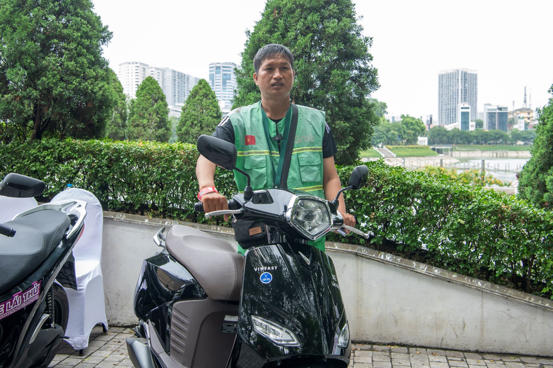 “Đổi xăng lấy điện” tại Hà Nội: Nhiều tài xế dịch vụ xuống tiền, chốt ngay xe máy VinFast- Ảnh 2. “Đổi xăng lấy điện” tại Hà Nội: Nhiều tài xế dịch vụ xuống tiền, chốt ngay xe máy VinFast- Ảnh 2.