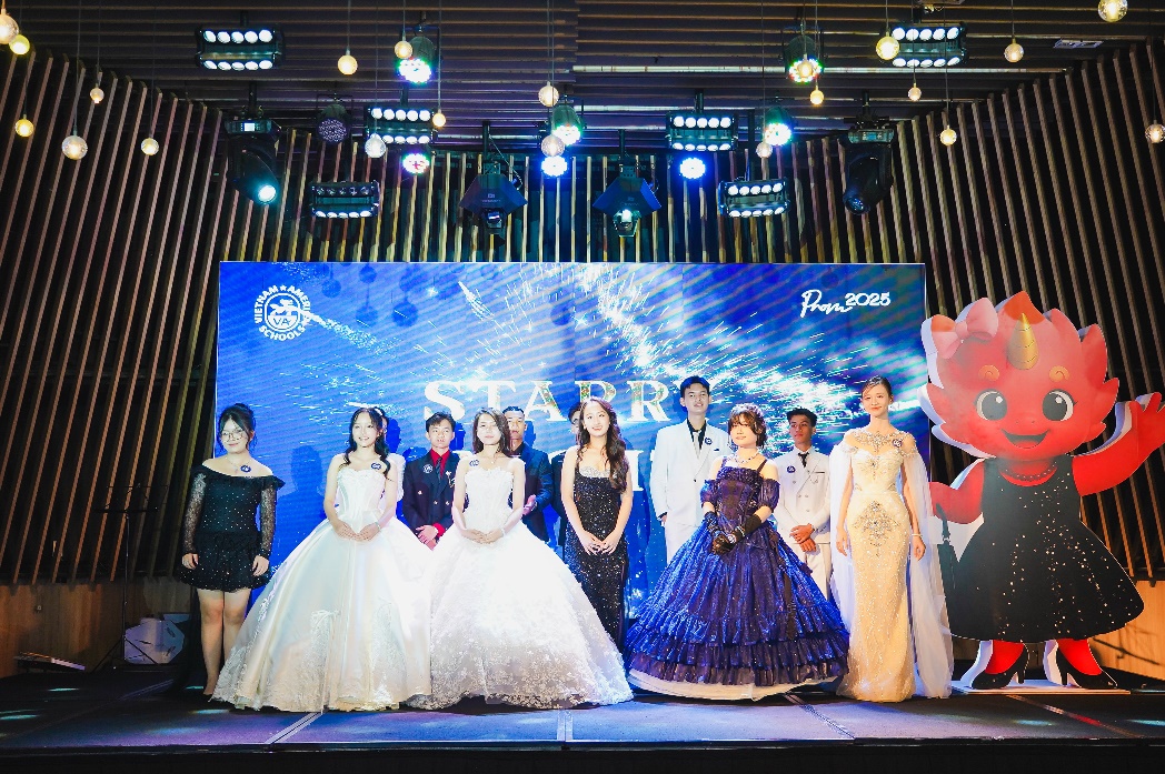 Hệ thống Trường Việt Mỹ “gây sốt” với dạ tiệc "Starry Night" cực cháy: VAers ngỡ như các vì tinh tú trong một “Đêm đầy sao”!- Ảnh 2. Hệ thống Trường Việt Mỹ “gây sốt” với dạ tiệc "Starry Night" cực cháy: VAers ngỡ như các vì tinh tú trong một “Đêm đầy sao”!- Ảnh 2.
