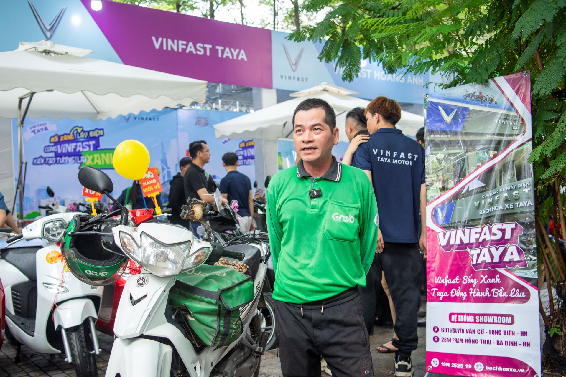 “Đổi xăng lấy điện” tại Hà Nội: Nhiều tài xế dịch vụ xuống tiền, chốt ngay xe máy VinFast- Ảnh 3. “Đổi xăng lấy điện” tại Hà Nội: Nhiều tài xế dịch vụ xuống tiền, chốt ngay xe máy VinFast- Ảnh 3.