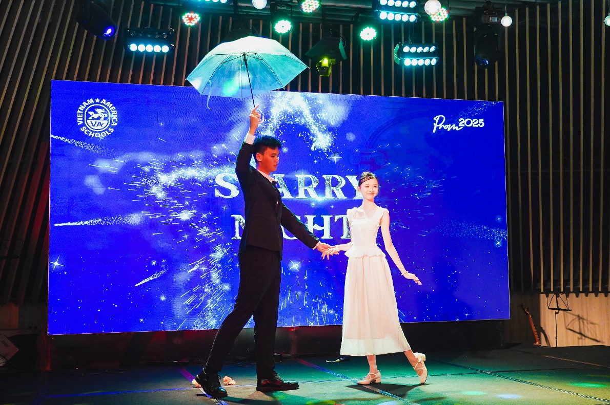 Hệ thống Trường Việt Mỹ “gây sốt” với dạ tiệc "Starry Night" cực cháy: VAers ngỡ như các vì tinh tú trong một “Đêm đầy sao”!- Ảnh 3. Hệ thống Trường Việt Mỹ “gây sốt” với dạ tiệc "Starry Night" cực cháy: VAers ngỡ như các vì tinh tú trong một “Đêm đầy sao”!- Ảnh 3.