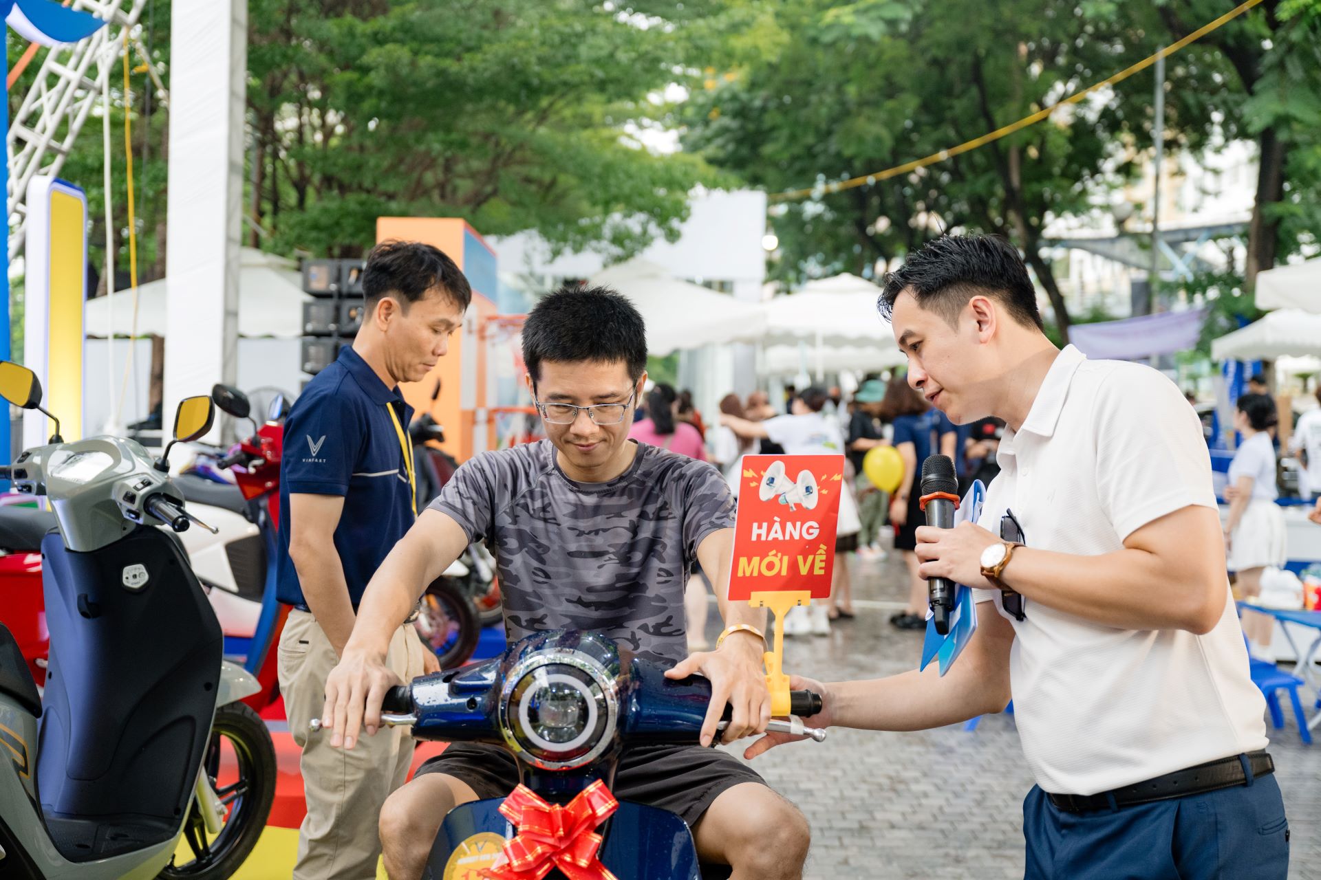 “Đổi xăng lấy điện” tại Hà Nội: Nhiều tài xế dịch vụ xuống tiền, chốt ngay xe máy VinFast- Ảnh 5. “Đổi xăng lấy điện” tại Hà Nội: Nhiều tài xế dịch vụ xuống tiền, chốt ngay xe máy VinFast- Ảnh 5.