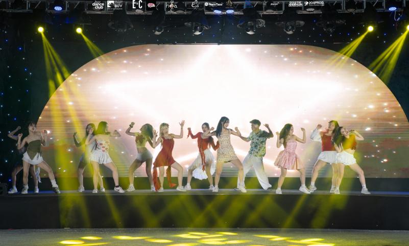 Bùng nổ “điệu nhảy đa vũ trụ” của sinh viên Trường ĐH Anh Quốc Việt Nam tại Showcase "The Universe"- Ảnh 2.