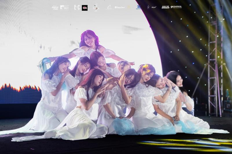 Bùng nổ “điệu nhảy đa vũ trụ” của sinh viên Trường ĐH Anh Quốc Việt Nam tại Showcase "The Universe"- Ảnh 4.