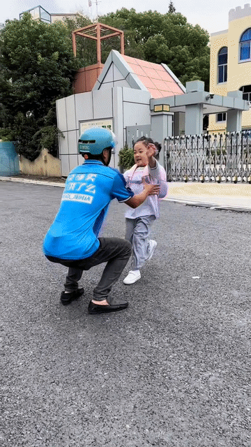 "Em bé shipper" chui trong thùng đựng đồ ăn, cùng bố đi ship hàng muôn nơi hiện tại ra sao?- Ảnh 5.