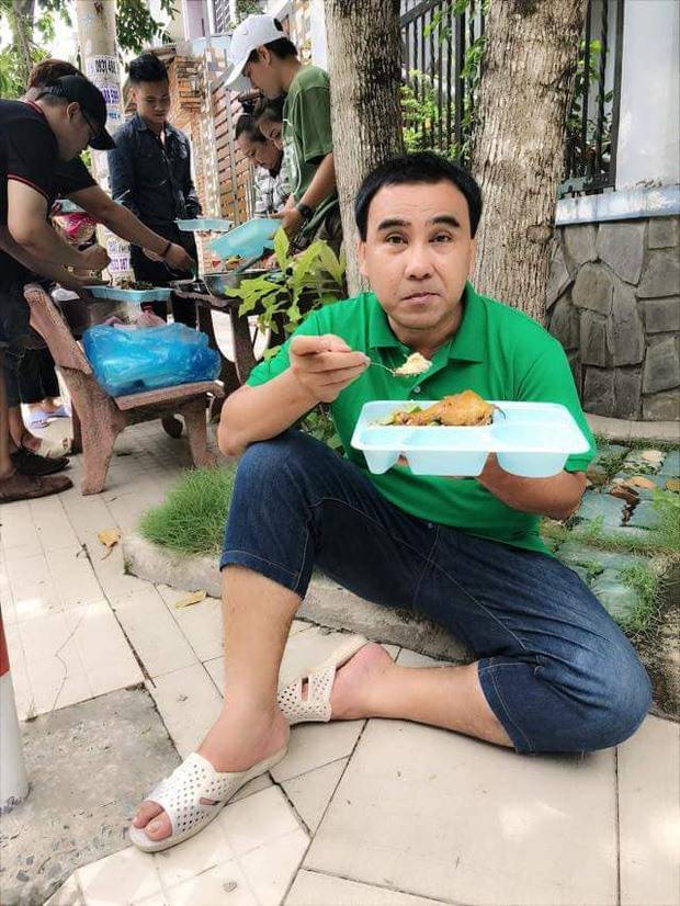 Quyền Linh "chill hết nấc" ở châu Âu: Đi dép bệt, đội mũ ngược, trái ngược hoàn toàn con gái cưng!- Ảnh 4.