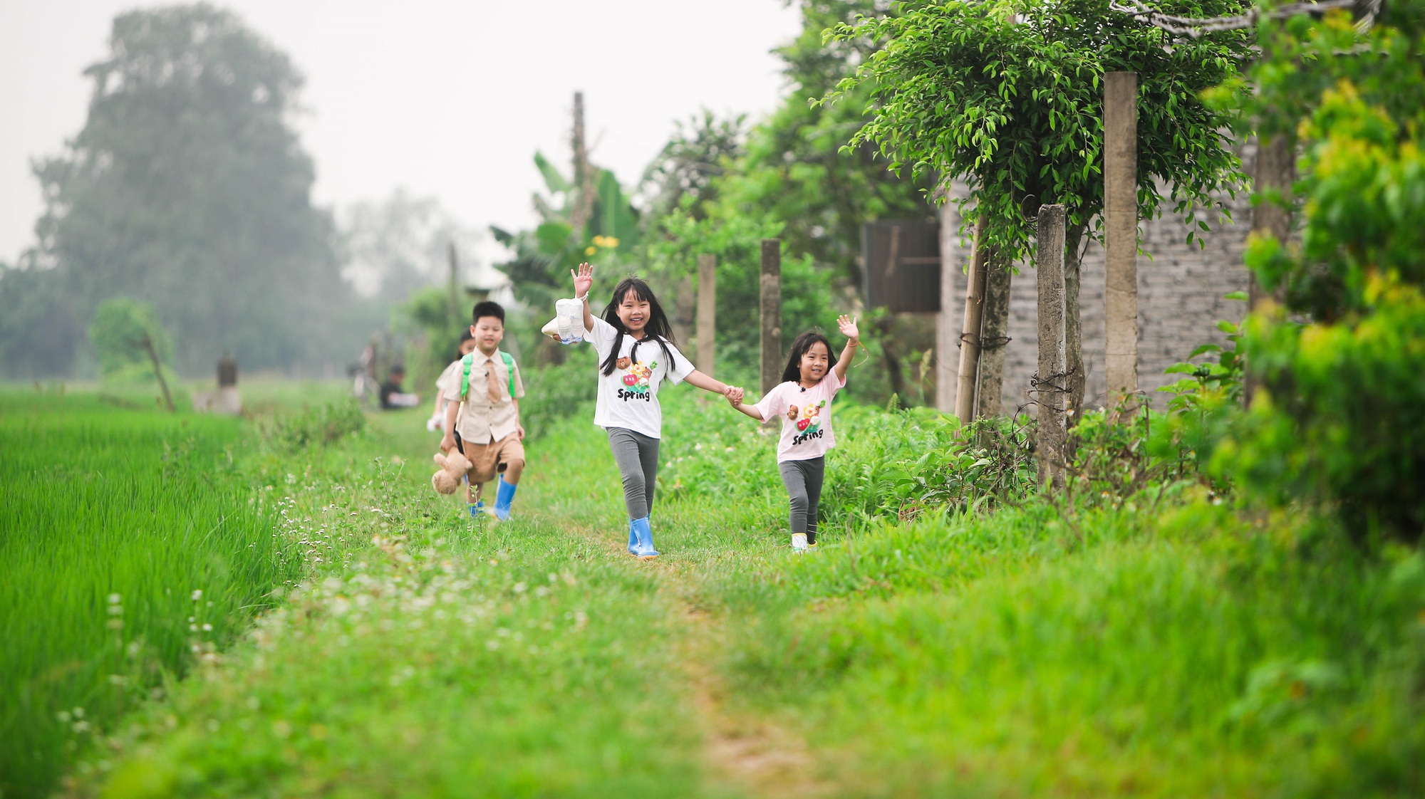 "Bố ơi mình đi đâu thế" tập 6: Bỏ phố về quê, không điều hòa, chỉ còn mấy bố con với ruộng đồng; khổ đến nỗi bé Cati đòi về nhà!- Ảnh 2.