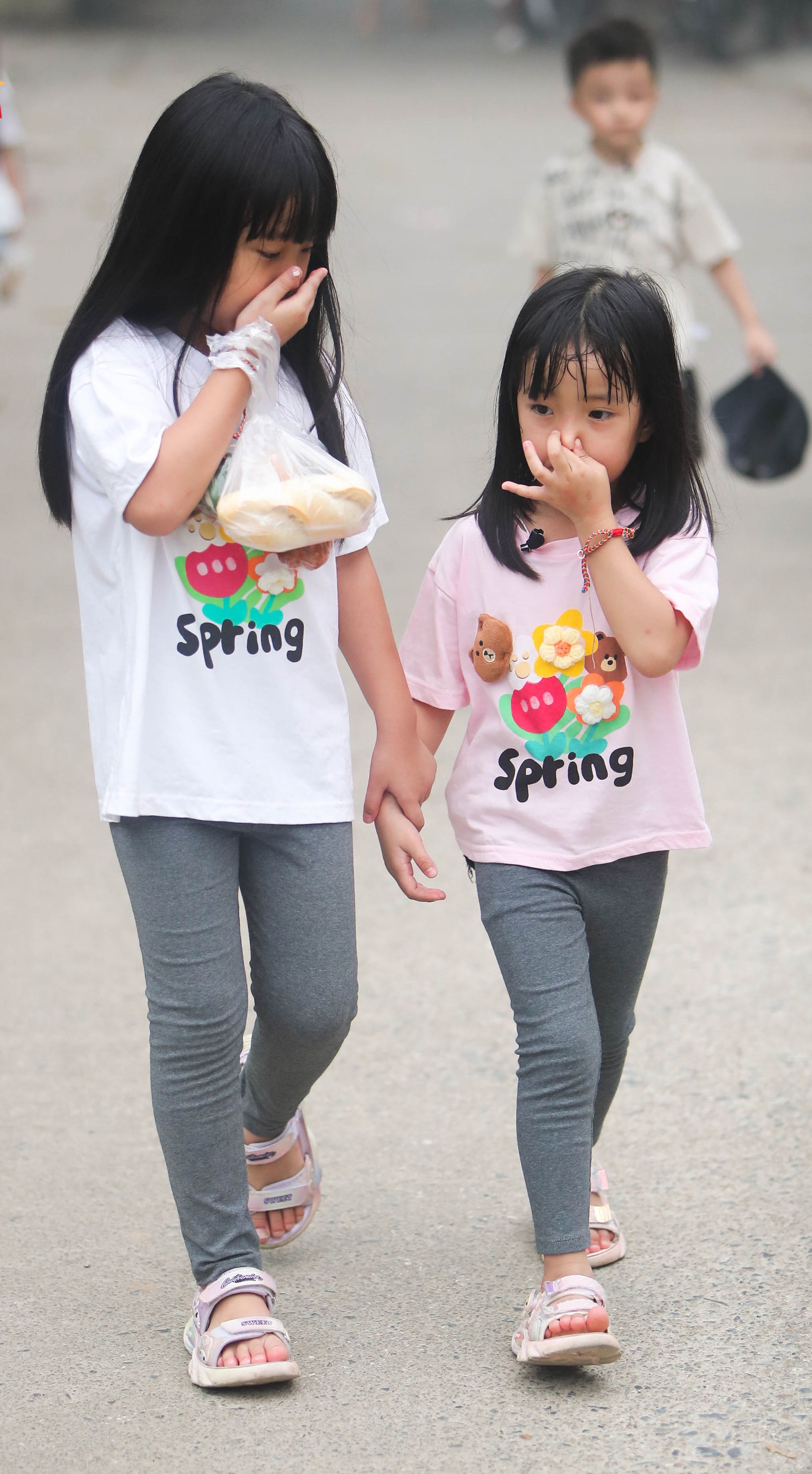 "Bố ơi mình đi đâu thế" tập 6: Bỏ phố về quê, không điều hòa, chỉ còn mấy bố con với ruộng đồng; khổ đến nỗi bé Cati đòi về nhà!- Ảnh 1.