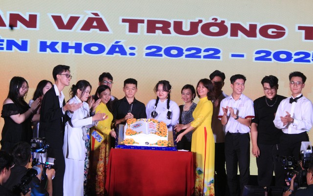 Đại diện học sinh các lớp thổi nến, cắt bánh kem cùng các cô ban giám hiệu nhà trường. Đại diện học sinh các lớp thổi nến, cắt bánh kem cùng các cô ban giám hiệu nhà trường.