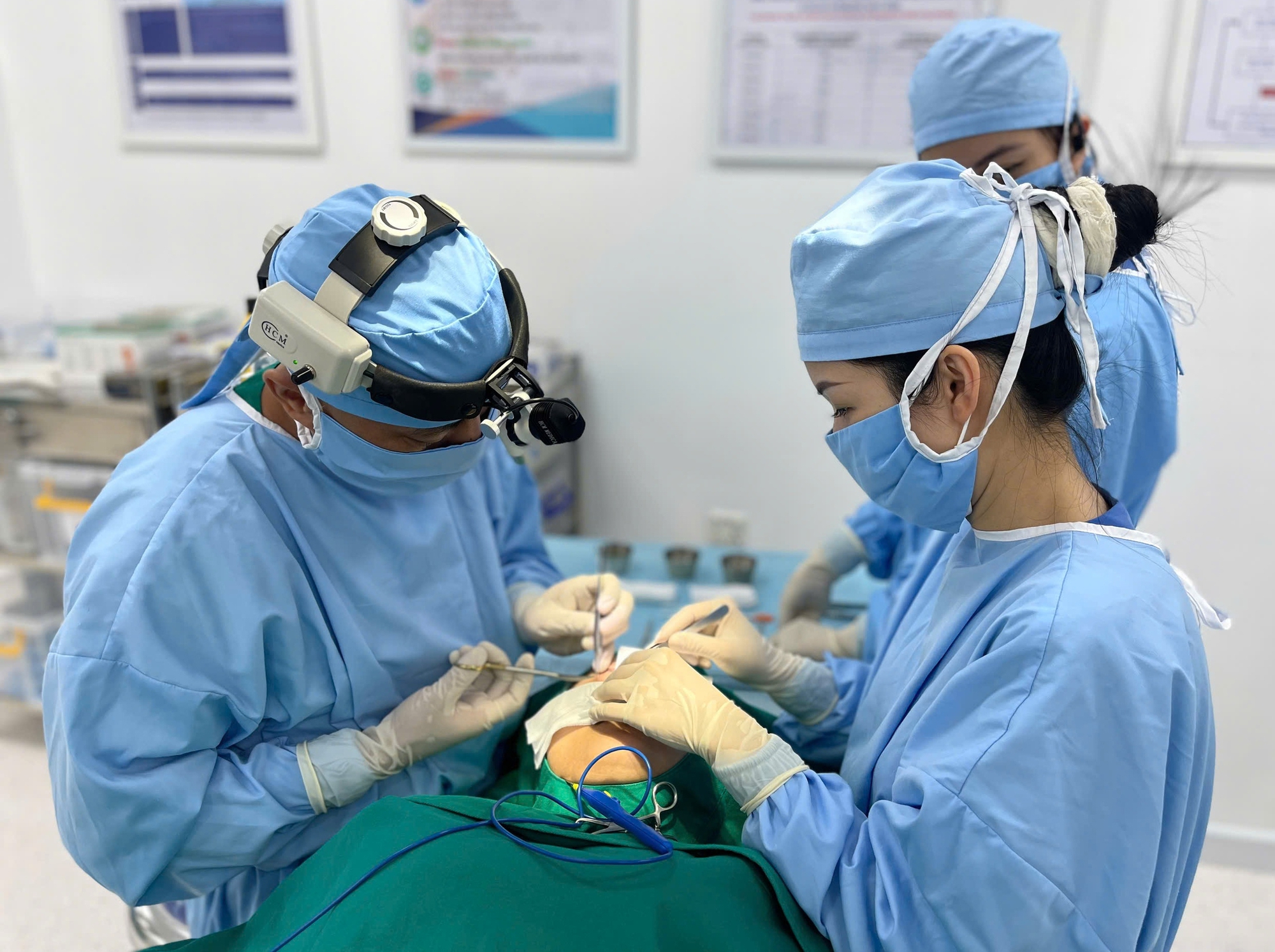 Cô gái 22 tuổi cả khi ngủ mắt cũng không thể nhắm kín vì "60 phút định mệnh..."- Ảnh 2.