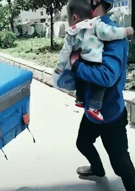 "Em bé shipper" chui trong thùng đựng đồ ăn, cùng bố đi ship hàng muôn nơi hiện tại ra sao?- Ảnh 2.