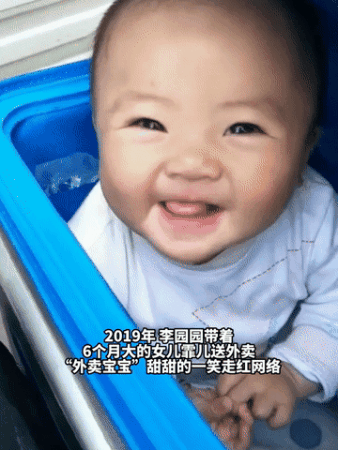 "Em bé shipper" chui trong thùng đựng đồ ăn, cùng bố đi ship hàng muôn nơi hiện tại ra sao?- Ảnh 1.