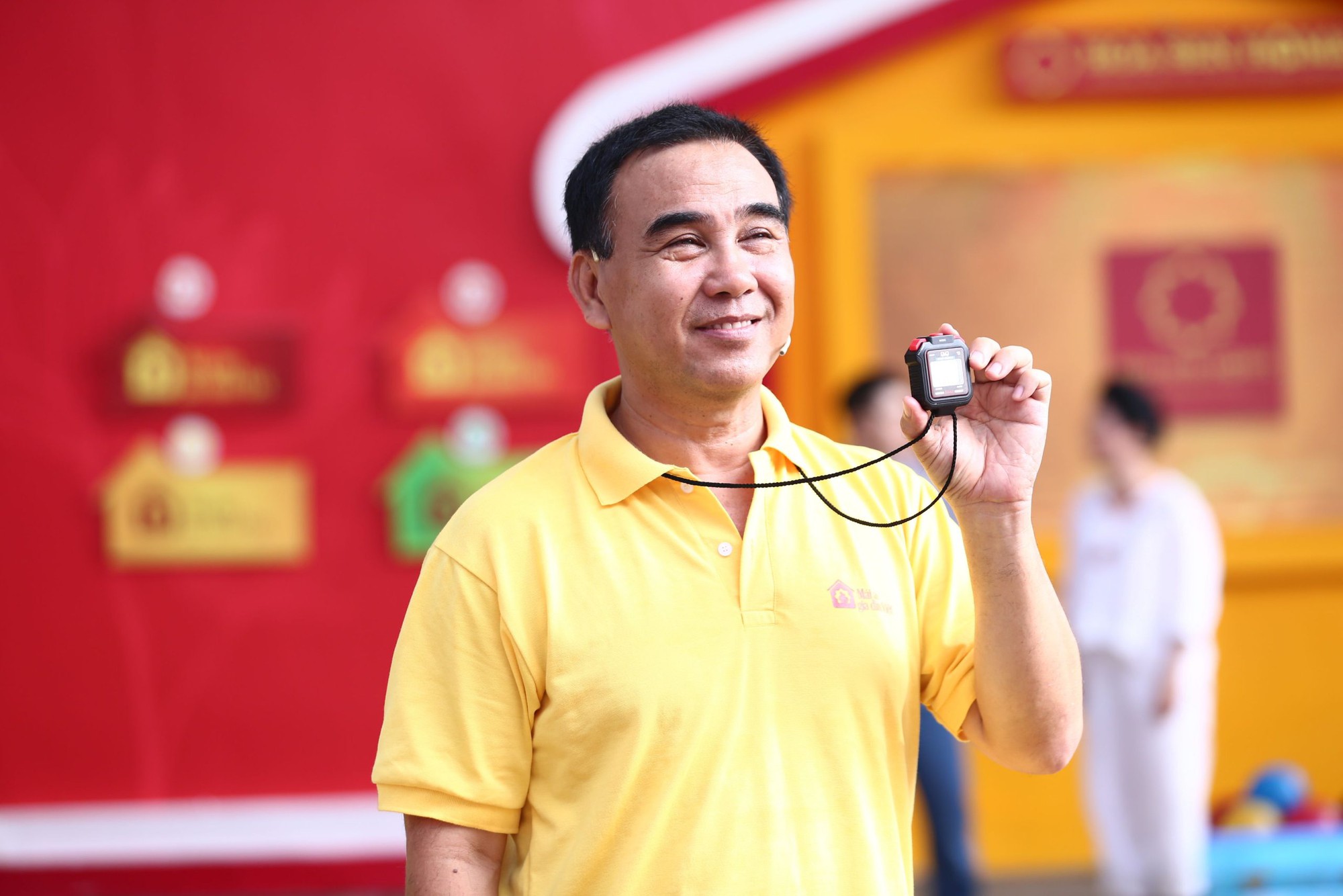 Quyền Linh "chill hết nấc" ở châu Âu: Đi dép bệt, đội mũ ngược, trái ngược hoàn toàn con gái cưng!- Ảnh 6.