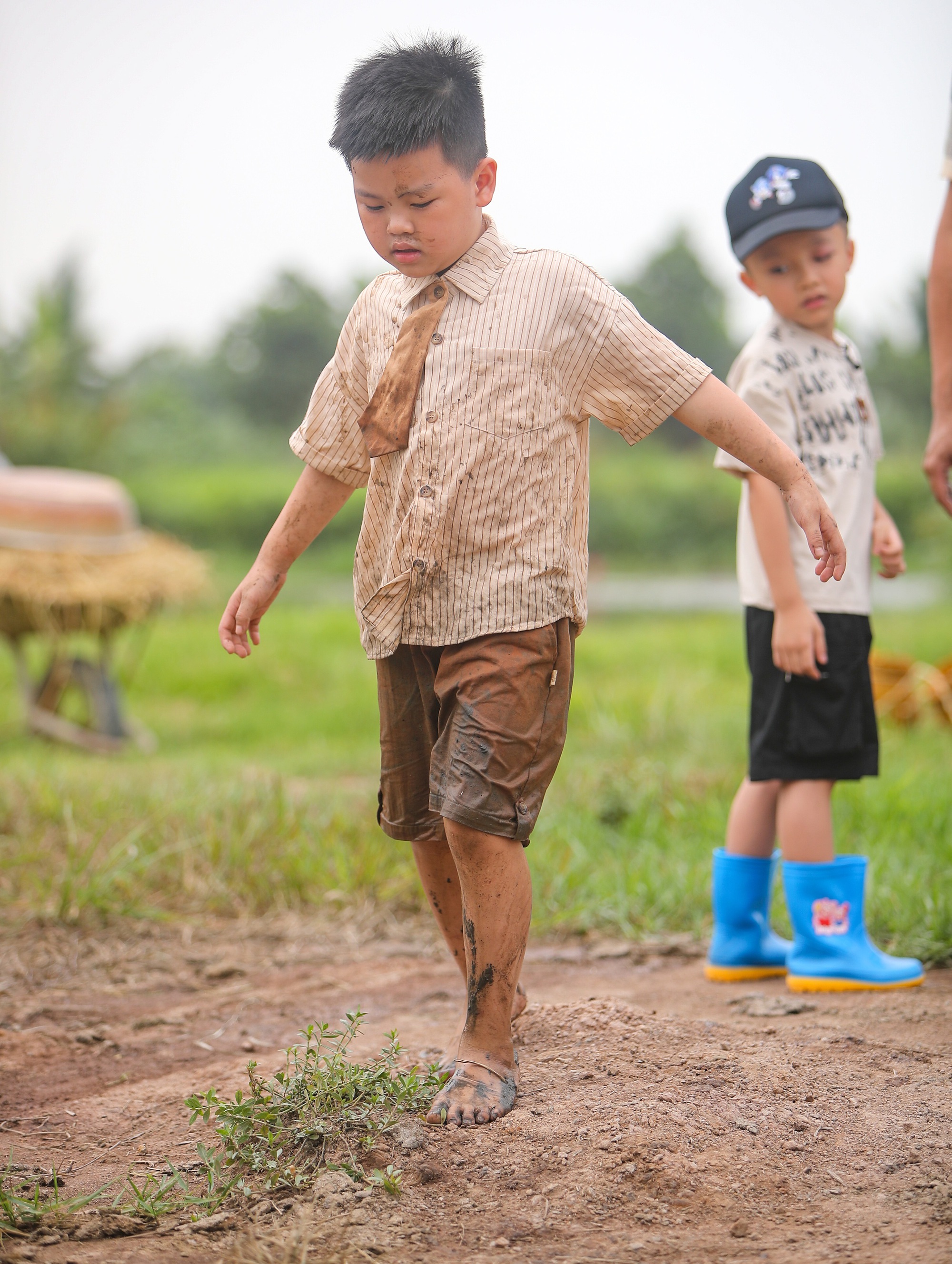 "Bố ơi mình đi đâu thế" tập 6: Bỏ phố về quê, không điều hòa, chỉ còn mấy bố con với ruộng đồng; khổ đến nỗi bé Cati đòi về nhà!- Ảnh 8.