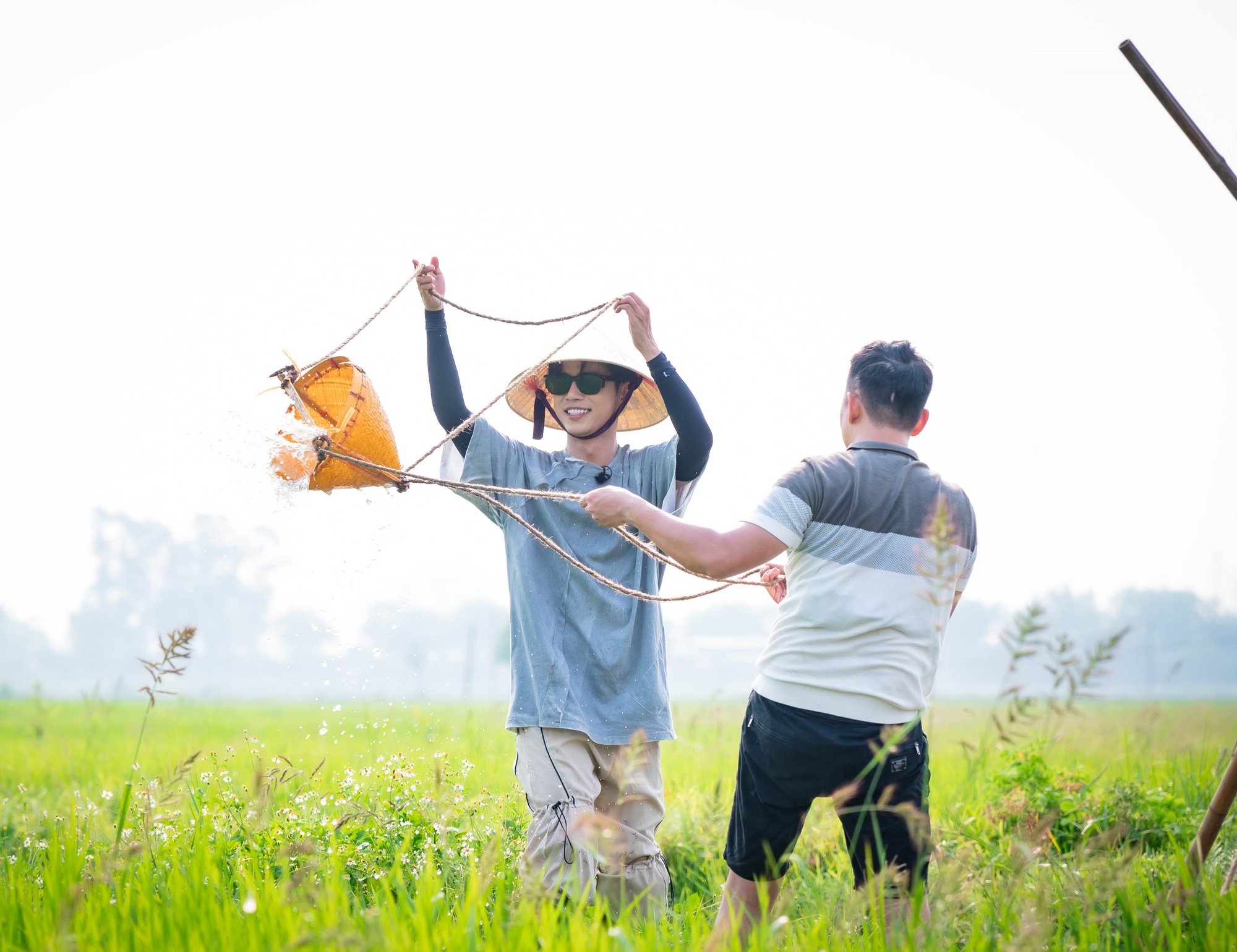 "Bố ơi mình đi đâu thế" tập 6: Bỏ phố về quê, không điều hòa, chỉ còn mấy bố con với ruộng đồng; khổ đến nỗi bé Cati đòi về nhà!- Ảnh 5.